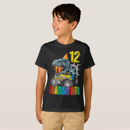 Roaring in 12e jaardag monster Truck Dinosaur T-shirt (Voorkant volledig)