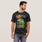 Roaring in de 4e graddinosaurusrugzak Terug naar S T-shirt (Voorkant volledig)