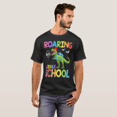 Roaring in middelbare school Dinosaur-student Teru T-shirt (Voorkant volledig)