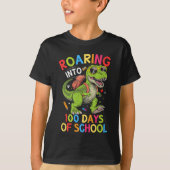 Roaring into 100 Days of School Dinosaur– Fun Kids T-shirt (Voorkant)