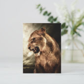 Roaring lioness against stormy briefkaart (Staand voorkant)