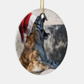 Roaring Tiger beroemd gemaakt door Santa Hat Keramisch Ornament (Rechts)