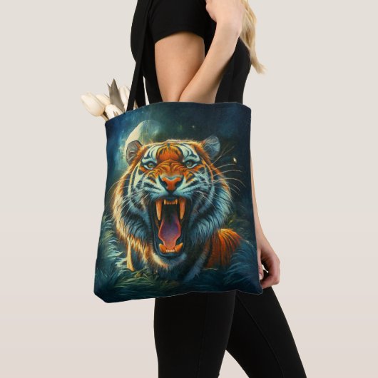 Roaring Tiger Moonlit Oerwoud Tote Bag (Dichtbij)