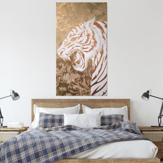 Roaring White Tiger Canvas – Ornate Gold Artwork (Insitu (Slaapkamer))