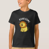Roarsome Funny Roaring Lion Pun Dark BG T-shirt (Voorkant)
