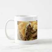 Roast beef sandwich met crèmegeit koffiemok (Links)