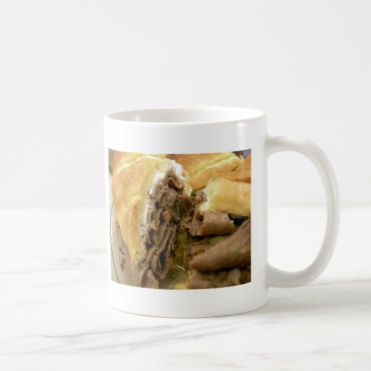 Roast beef sandwich met crèmegeit koffiemok (Rechts)