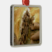 Roast beef sandwich met crèmegeit metalen ornament (Rechts)