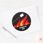Roasting marshmallow stick op vreugdevuur custom ronde sticker (Envelop)