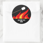 Roasting marshmallow stick op vreugdevuur custom ronde sticker (Tas)
