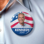 Robert F Kennedy JR 2024 - met vlag achtergrond Ronde Button 5,7 Cm<br><div class="desc">Een klassiek ontwerp met Kennedy's naam en een foto met een vlag die op de achtergrond zwaait. Een patriottisch sterrenontwerp voor Kennedy die zich kandidaat stelt voor het President in 2024.</div>