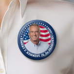 Robert F Kennedy JR RFK foto en vlag 2024 Ronde Button 7,6 Cm<br><div class="desc">Een campagneontwerp met Kennedy's naam en foto omgeven door sterren en een achtergrond van de vlag. Een patriottisch sterrenontwerp voor Kennedy die zich kandidaat stelt voor het President in 2024.</div>