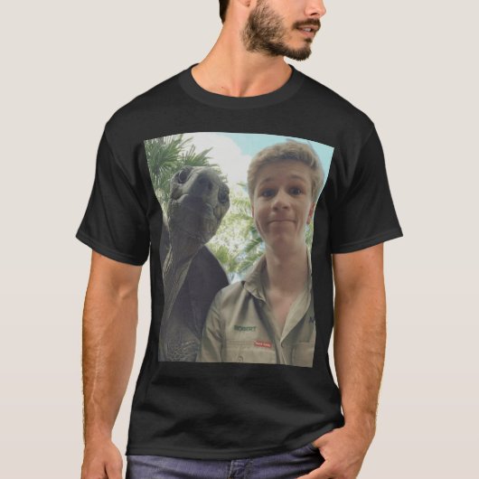 Robert Irwin met schildpad jongen T-shirt (Voorkant)