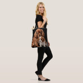 Robijn Cavalier Spaniel en haar Blenheim-puppy Tote Bag (Op model)
