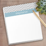 Robin Egg Blue en Grey Chevrons Custom Name Notitieblok<br><div class="desc">Een trendy chevron-patroon met verse kleuren is inbegrepen in dit ontwerp - een moderne en eenvoudige look.</div>