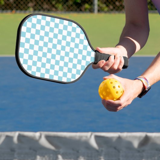 Robin Egg Blue met wit vierkant patroon Pickleball Paddle (Insitu)