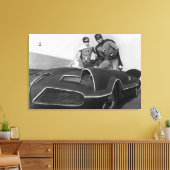 Robin en Batman staan in Batmobile Canvas Afdruk (Insitu (Woonkamer))