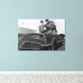 Robin en Batman staan in Batmobile Canvas Afdruk (Insitu (Houten vloer))