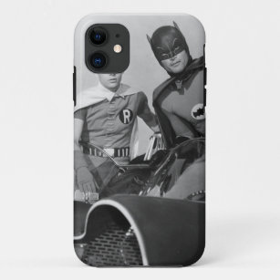 Robin en Batman staan in Batmobile Case-Mate iPhone Case