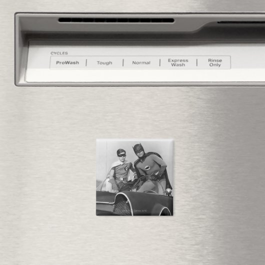 Robin en Batman staan in Batmobile Magneet (Insitu (Vaatwasser))