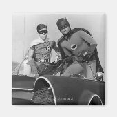 Robin en Batman staan in Batmobile Magneet (Voorkant)