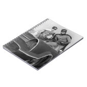 Robin en Batman staan in Batmobile Notitieboek (Linkerzijde)