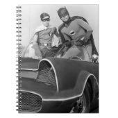 Robin en Batman staan in Batmobile Notitieboek (Voorkant)