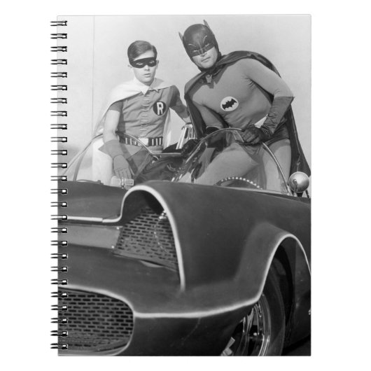 Robin en Batman staan in Batmobile Notitieboek (Voorkant)