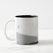 Robin en Batman staan in Batmobile Tweekleurige Koffiemok (Links)