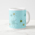 Robin's Egg Blue Atomic Starbursts Jumbo Mok<br><div class="desc">Deze Robin's Egg Blue Iconic Atomic Starbursts Jumbo Mok patroon kenmerkt iconische atomaire starbursts. Dat klopt! De oude school, robin's eitblauwe achtergrond met gouden spugen, is de perfecte achtergrond voor de levendige turquoise, het kalkselderij en de kitschy peren groene cirkels. De vlekken van kleur worden sporadisch geplaatst in diverse grootte...</div>