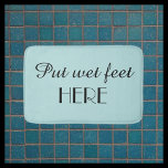 Robins Egg Blue en Black Funny Plush Bath Mat<br><div class="desc">Deze humoristische badmat kan elke achtergrondkleur zijn die u selecteert - klik gewoon op Aanpassen. Standaard achtergrond is pastel robin's ei blauw; tekst is zwart. Een geweldig cadeau voor een bruiloft of housewarming. Alle rechten voorbehouden © 2015 Alan & Marcia Socolik.</div>