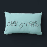 Robin's Egg Blue Lumbar Pillow Kussen<br><div class="desc">Dit is een schattig kussen in een roodblauw die perfect is voor de slaapkamer. Mr. En Mrs. is geschreven op dit blauwe kussen in een fancy script,  dat gemakkelijk kan worden aangepast met een monogram,  voornaam of achternaam voor eender welke kamer.</div>