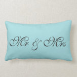 Robin's Egg Blue Lumbar Pillow Kussen<br><div class="desc">Dit is een schattig kussen in een roodblauw die perfect is voor de slaapkamer. Mr. En Mrs. is geschreven op dit blauwe kussen in een fancy script,  dat gemakkelijk kan worden aangepast met een monogram,  voornaam of achternaam voor eender welke kamer.</div>