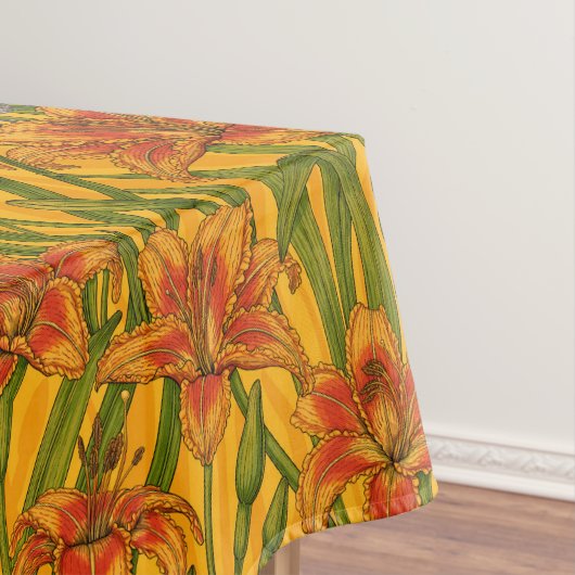 Robins en leliebloemen, sinaasappel en groen tafelkleed (Voorbeeld)