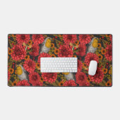 Robins in de herfsttuin, rode dahlias op zwart bureaumat (Keyboard & Muis)