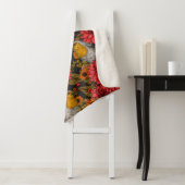 Robins in de herfsttuin, rode dahlias op zwart sherpa deken (In situ)