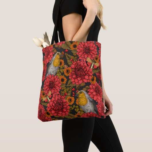 Robins in de herfsttuin, rode dahlias op zwart tote bag (Dichtbij)