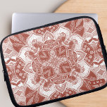 Robins Mandala Boho Birds Laptop Sleeve<br><div class="desc">Op zoek naar een stijlvol en gepersonaliseerd laptophoesje dat uw apparaat beschermt en tegelijkertijd uw unieke stijl zichtbaar maakt? Kijk niet verder dan ons handgetekende hoesje voor een laptop met mandala! Met een prachtig en ingewikkeld design van boho-vogels en bloemen in een mandala heeft dit prachtige technische accessoire ook ruimte...</div>