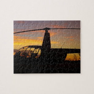 Robinson R44-helikopter bij zonsondergang Legpuzzel