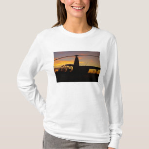 Robinson R44 helikopter bij zonsondergang T-shirt
