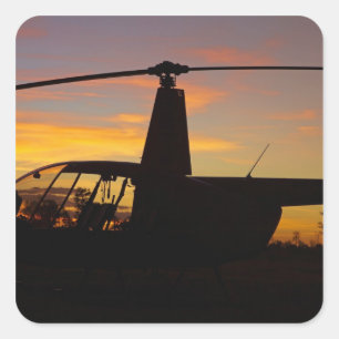 Robinson R44-helikopter bij zonsondergang Vierkante Sticker