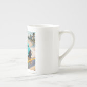 Robot met een surfplank bovenop een oldtimer porselein kop (Rechts)