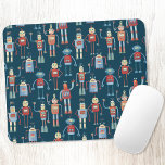 Robot Pattern Dark Muismat<br><div class="desc">Kute en handige robots met een retro-stijl uit de jaren 50. Oma heeft dit waarschijnlijk in zijn schuur gemaakt. Kunstmatige intelligentie, maar niet op een enge manier. Originele kunst van Nic Squirrell.</div>