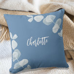 Robuust blauw eucalyptusnaamscript kussen<br><div class="desc">Een stoffige blauwe achtergrond versierd met eucalyptus. Pas een naam aan en voeg deze toe.</div>