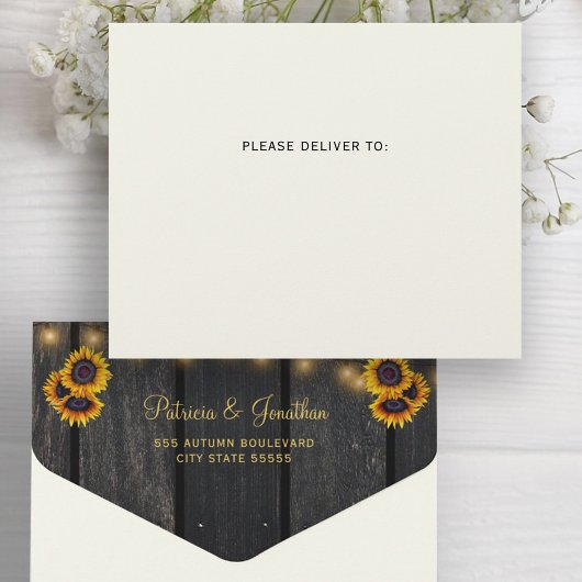 Robuust licht gouden zonnebloemen met een bruinhou all in one uitnodiging