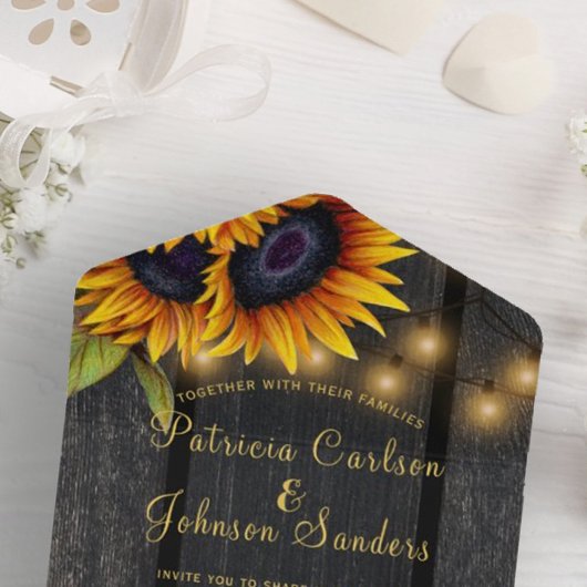 Robuust licht gouden zonnebloemen met een bruinhou all in one uitnodiging