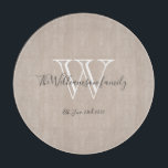 Robuust monogram Initiaal en naam koel Snijplank<br><div class="desc">Robuust monogram Initiaal en heet afgesneden crèche. Gepersonaliseerd monogram initiaal en familienaam en trouwdatum in scriptletters op beige achtergrond. Maakt een uniek schattig geschenk voor nieuwigheden. Leuk voor hun nieuwe leven samen, ook perfect als cadeau voor huisverwarming, trouwdouche, vrijgezellenfeest, verloving of huwelijksfeestdag. Klik personaliseren deze sjabloon om het snel en...</div>