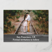 Robuuste fotocollage slaat de datumkaart op folie uitnodiging (Achterkant)