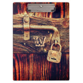 Robuuste houten deur met antiek remslot klembord (Voorkant)