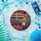 Robuuste houten deur met antiek remslot papieren bordje (Feest)